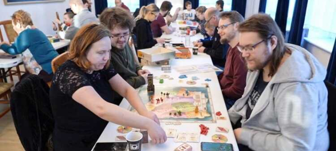 Planszowy Dworek – spotkanie z planszówkami