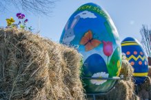 Ogromne pisanki w trasie po Rumi