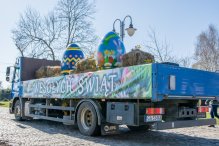 Ogromne pisanki w trasie po Rumi