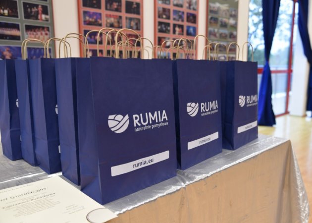 Wyróżniający się uczniowie i nauczyciele rumskich placówek oświatowych zostali nagrodzeni (1)