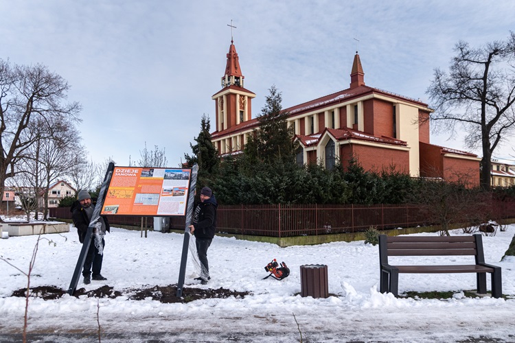 Montaż tablicy zlokalizowanej w parku Żelewskiego