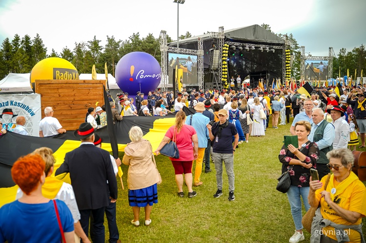 Rekordowa flaga kaszubską, którą przygotowali organizatorzy na tegoroczną edycję (fot. Kamil Złoch)