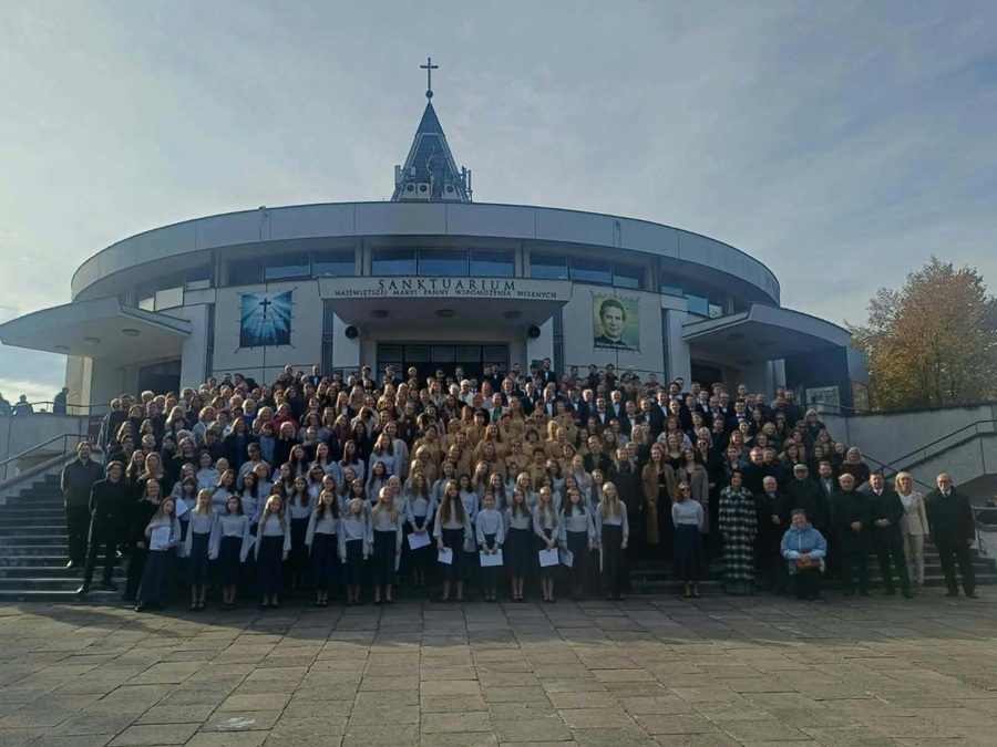 Zespół Śpiewaczy św. Cecylii z Rumi przed Sanktuarium NMP Wspomożenia Wiernych po sukcesie na 38. Międzynarodowym Festiwalu Muzyki Religijnej im. ks. Stanisława Ormińskiego SDB.