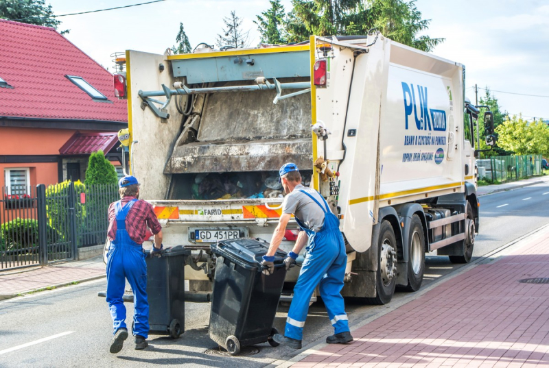 Pełen śmietnik na posesji – czy PUK ma obowiązek go opróżnić ?