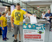 Pierwsze głosy oddane – urna powoli się zapełnia