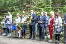 Odsłaniając obelisk, upamiętnili ofiary drugiej wojny światowej