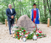 Odsłaniając obelisk, upamiętnili ofiary drugiej wojny światowej