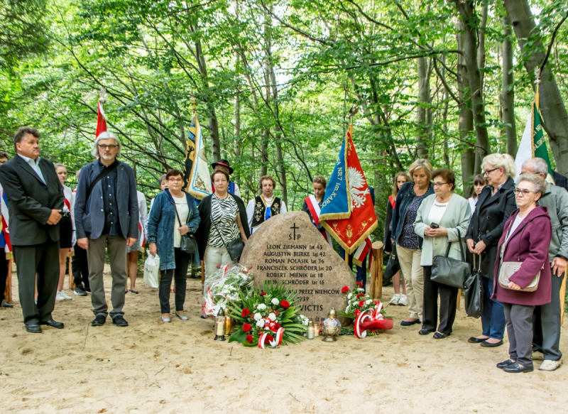 Odsłaniając obelisk, upamiętnili ofiary drugiej wojny światowej