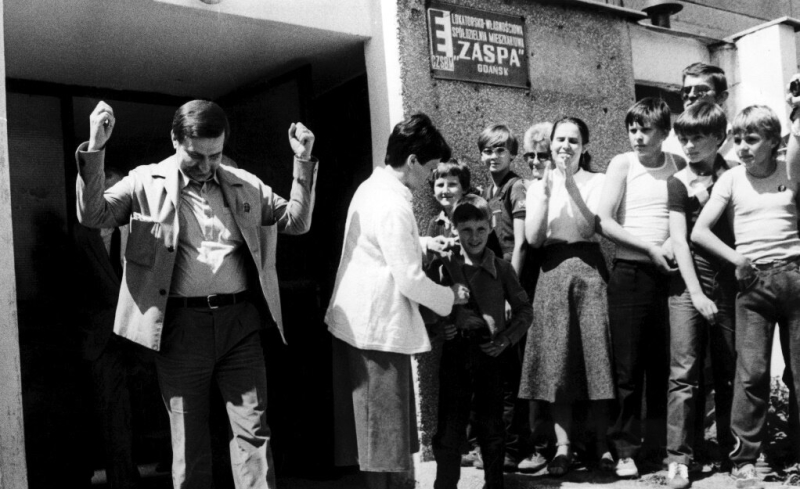 Tablica na ul. Pilotów - kolejny przystanek na Szlaku Wolności i Lecha Wałęsy