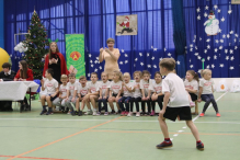Młodzież zorganizowała sportowe Mikołajki dla przedszkolaków