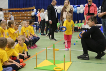 Młodzież zorganizowała sportowe Mikołajki dla przedszkolaków