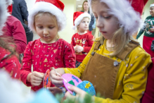 Przedszkolaki ubrały urzędową choinkę