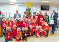Przedszkolaki ubrały urzędową choinkę