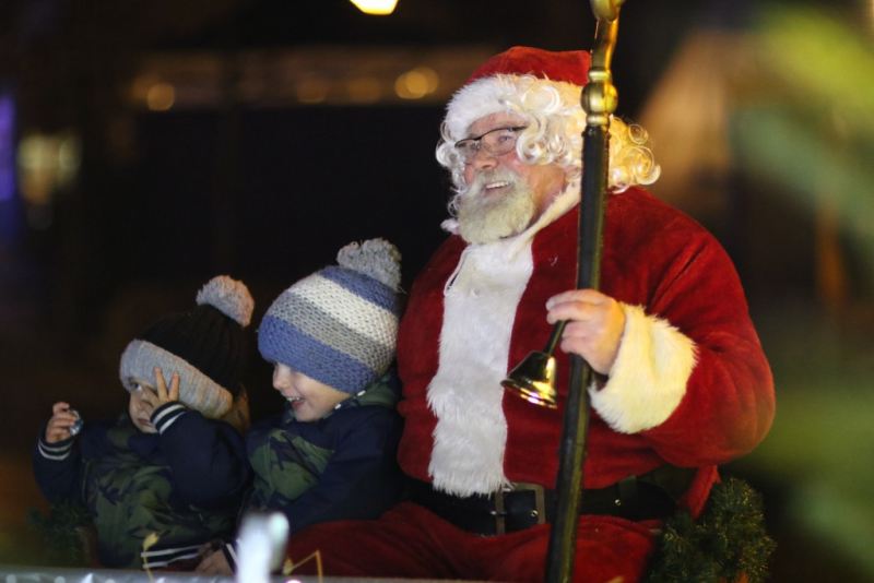 Nowe miejsce się przyjęło – rekordowa frekwencja na Jarmarku Świątecznym