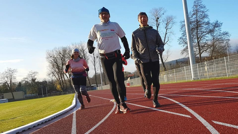 Pokonał 100 kilometrów, biegnąc po bieżni miejskiego stadionu