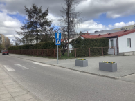 Przejścia dla pieszych w Rumi bezpieczniejsze dzięki betonowym donicom z kwiatami