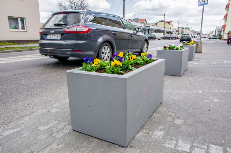 Przejścia dla pieszych w Rumi bezpieczniejsze dzięki betonowym donicom z kwiatami