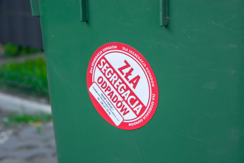 Źle segregujesz śmieci? Otrzymasz „karną naklejkę”