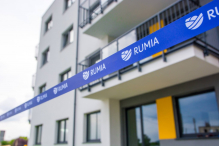 Lokatorzy wprowadzają się do nowych mieszkań komunalnych w Rumi