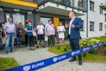 Lokatorzy wprowadzają się do nowych mieszkań komunalnych w Rumi