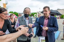 Lokatorzy wprowadzają się do nowych mieszkań komunalnych w Rumi