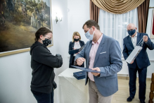 Wolontariusze z Rumi, którzy szyli i dystrybuowali maseczki, zostali nagrodzeni