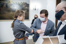 Wolontariusze z Rumi, którzy szyli i dystrybuowali maseczki, zostali nagrodzeni
