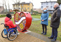 Zbierają nakrętki, aby zakupić wózek inwalidzki