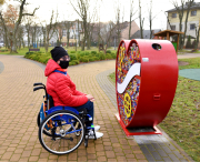 Zbierają nakrętki, aby zakupić wózek inwalidzki