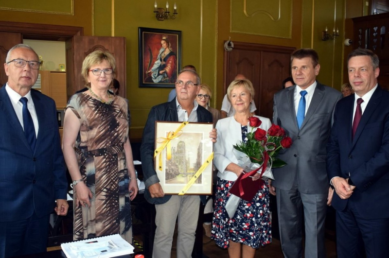 Znasz kogoś, kto pomaga seniorom podczas epidemii i nie tylko? Zgłoś go do nagrody