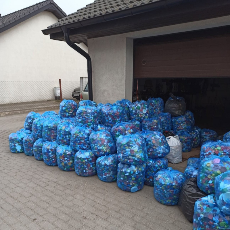 Mieszkańcy Rumi zbierają nakrętki, by spełniać cudze marzenia