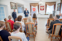 Najlepsi rumscy ósmoklasiści otrzymali nagrody burmistrza