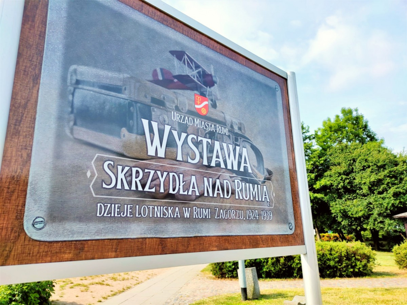Przy MDK-u w Rumi stanęła plenerowa wystawa o rumskim lotnisku