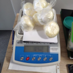 Kryminalni zatrzymali 37-latka – który miał prawie 1,5 kg amfetaminy i 800 gramów marihuany, a narkotyki schował w lodówce
