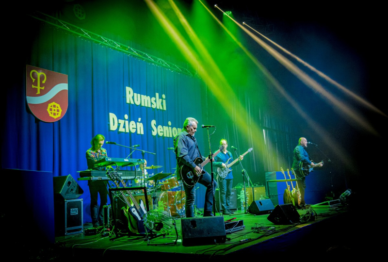 Grając hity Beatlesów, poderwali Rumskich Seniorów do tańca
