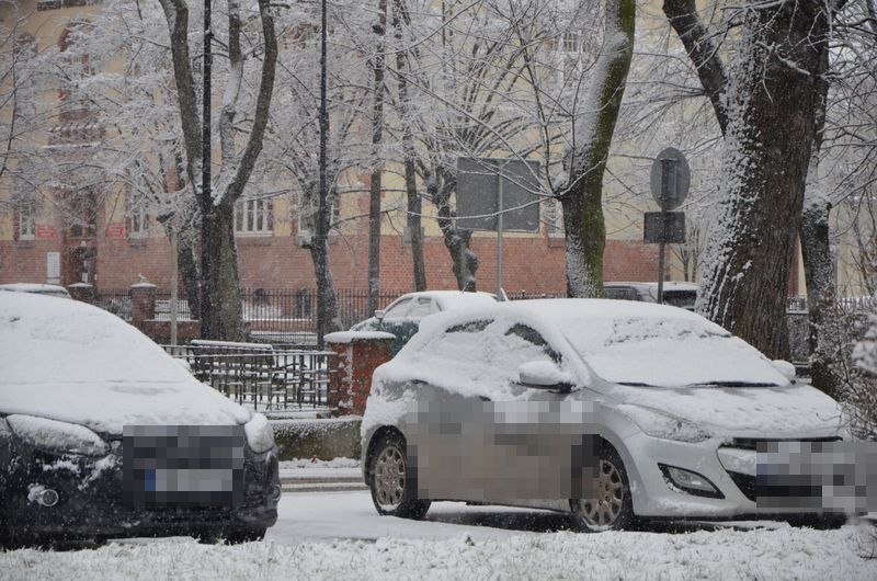 Pamiętajmy o obowiązku odśnieżania samochodów, chodników i dachów