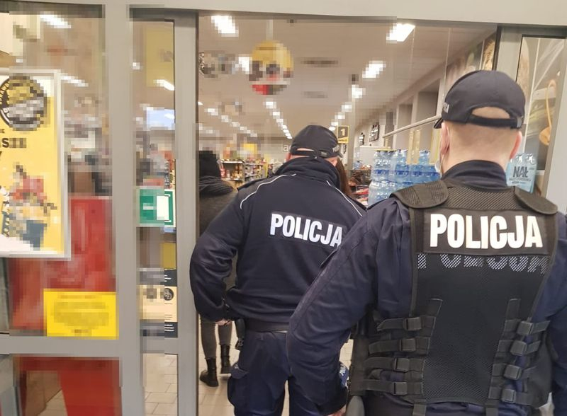 Policjanci kontrolowali przestrzeganie nakazu związanego z zasłanianiem ust i nosa – ujawnili prawie 240 wykroczeń