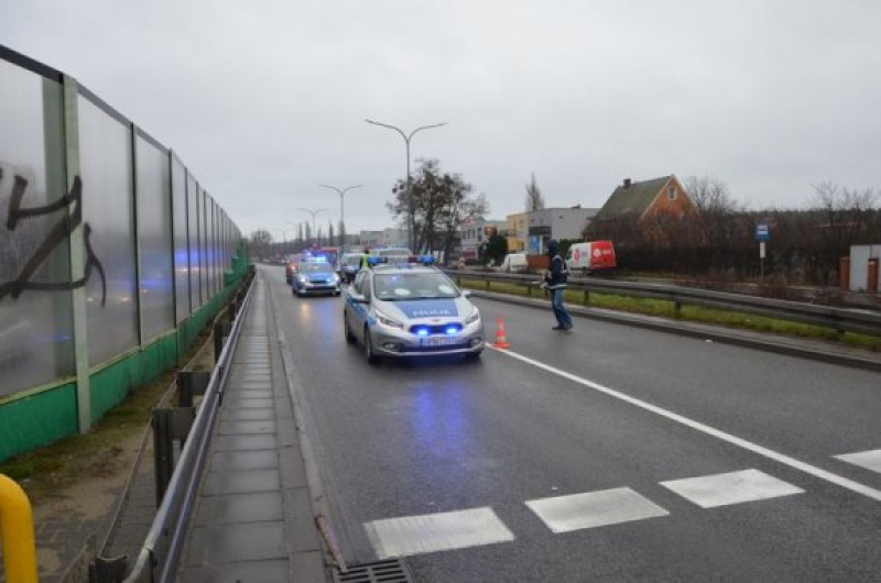 Policjanci pracowali na miejscu wypadku z udziałem 5-latki potrąconej przez mercedesa sprintera