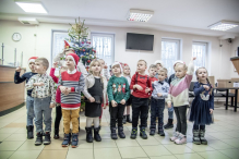 W Rumi urzędowa choinka została przystrojona przez dzieci