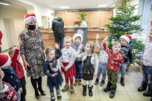 W Rumi urzędowa choinka została przystrojona przez dzieci