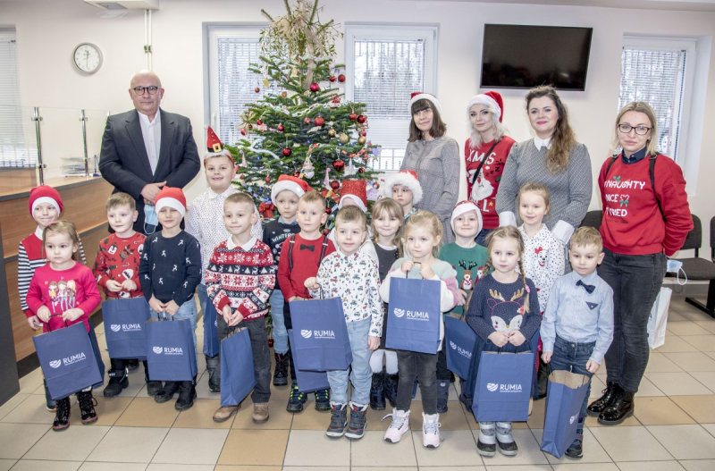 W Rumi urzędowa choinka została przystrojona przez dzieci