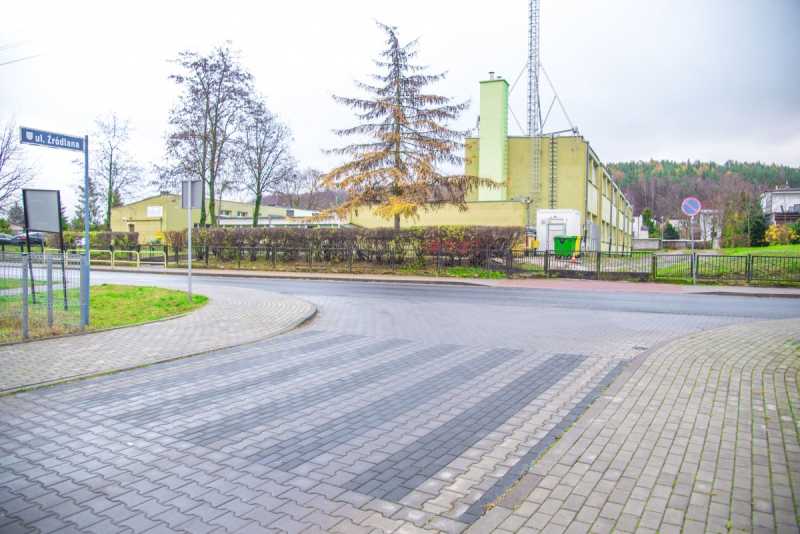 Wyniesienie skrzyżowania ulic Batorego i Źródlanej w Rumi