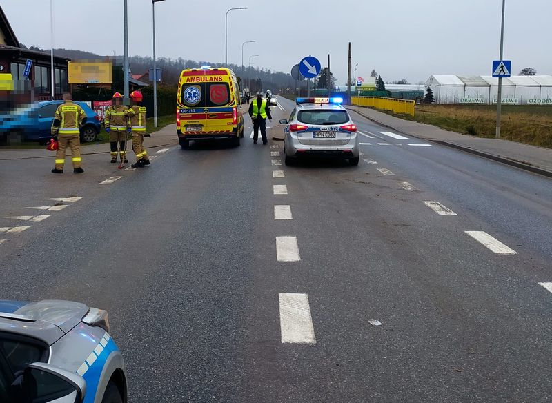 46-latek peugeotem wjechał w skodę, uciekł i uderzył w znak drogowy a zatrzymał się na ogrodzeniu prywatnej posesji- miał około 3 promili alkoholu w organizmie