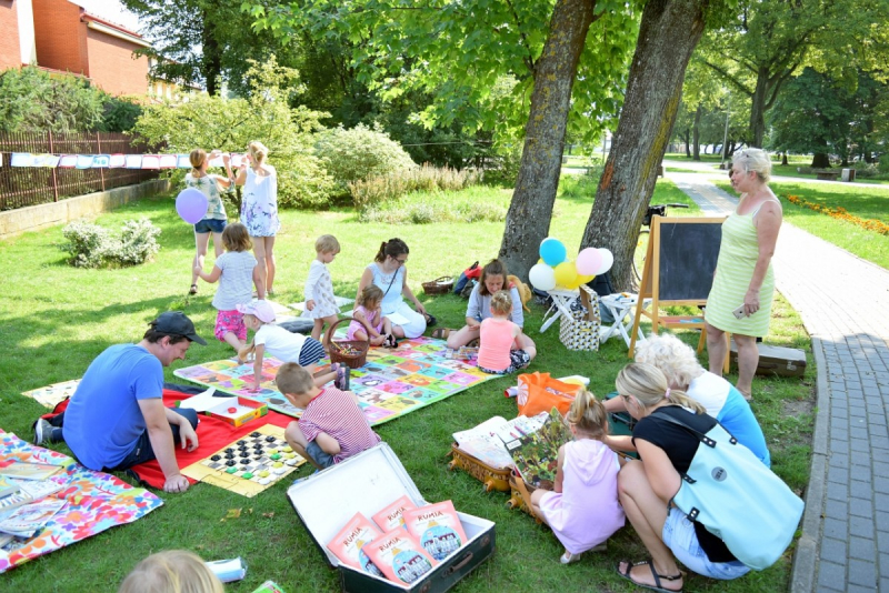 Środy z biblioteką w janowskim parku