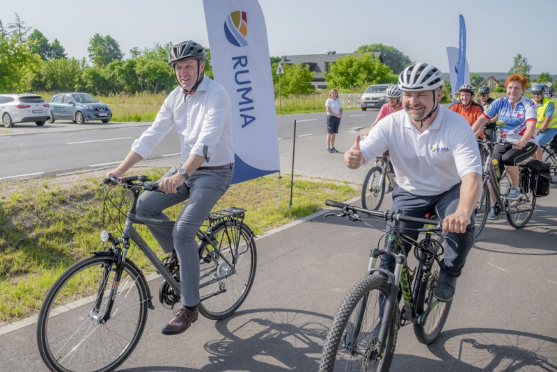 Marszałek, burmistrz i rowerowi aktywiści wspólnie sprawdzili nową ścieżkę rowerową w Rumi