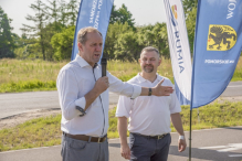Marszałek, burmistrz i rowerowi aktywiści wspólnie sprawdzili nową ścieżkę rowerową w Rumi