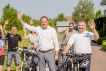 Marszałek, burmistrz i rowerowi aktywiści wspólnie sprawdzili nową ścieżkę rowerową w Rumi
