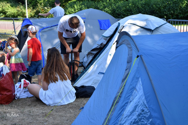W Rumi zorganizowali camping w parku Starowiejskim, by oglądać spadające gwiazdy
