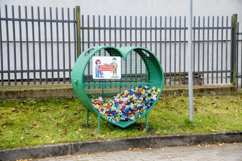 Przy szkołach i przedszkolach stanęły pojemniki na nakrętki