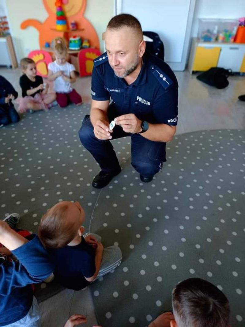 Dzielnicowi spotkali się przedszkolakami z Eko Puchatka